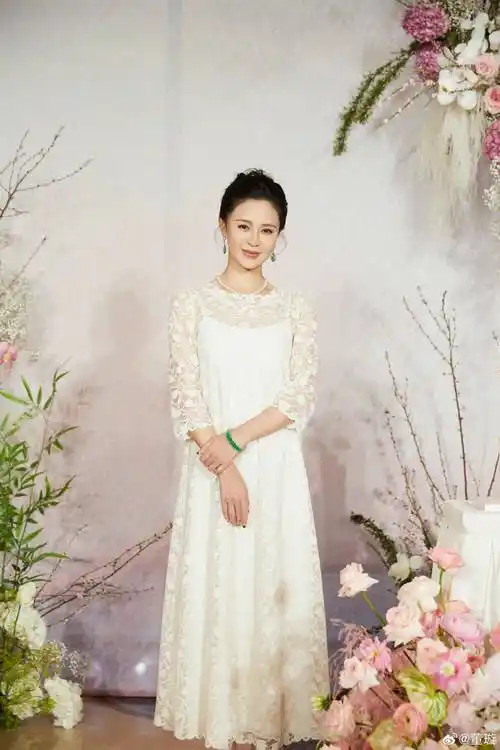 关悦45岁生日左吻闺蜜董璇右吻老公佟大为好不热闹