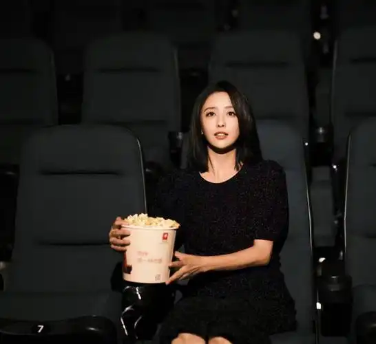 佟丽娅喜迎40岁生日穿吊带秀性感身材美貌封神前夫贴心送祝福