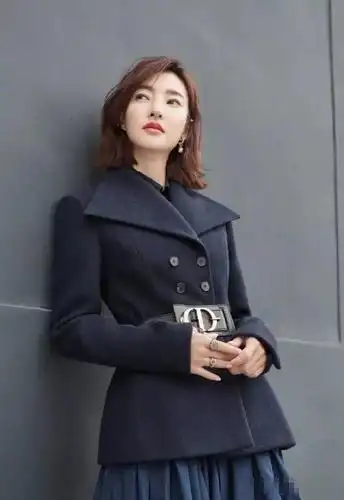 王丽坤西装套装疯狂秀长腿性感气质惹人爱