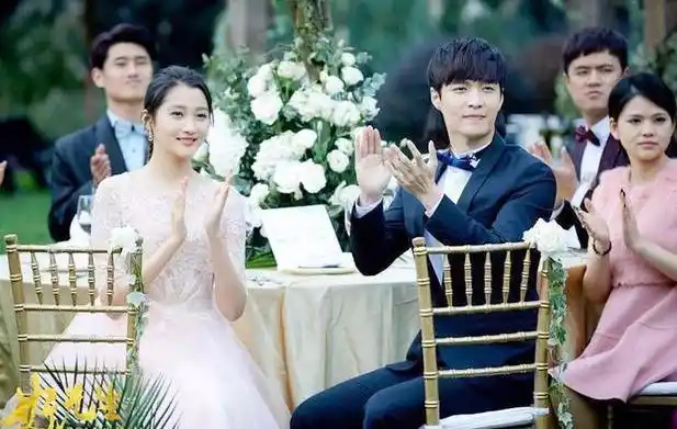 关晓彤第一次有了小鸟依人的感觉170的身高这次是遇到对手了