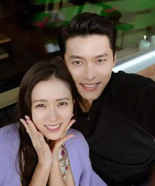 孙艺珍疑似婚讯后晒男友视角美照,抱爱宠狗狗对镜甜笑,网友:羡慕了