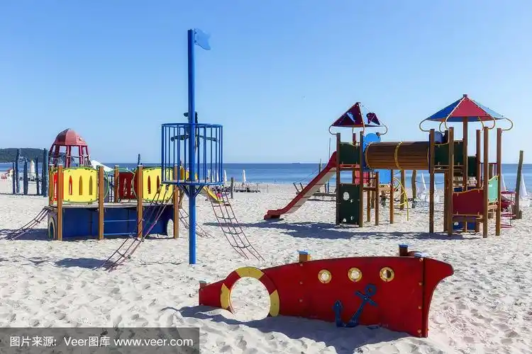 公共海滩上的儿童游乐场