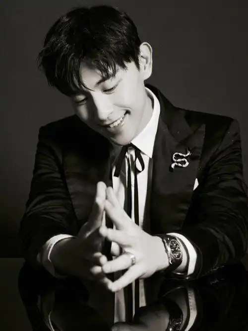 邓伦你的笑容如花般美好