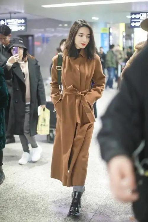 女明星首次现身机场,过膝风衣藏不住小蛮腰,时尚气息扑面而来