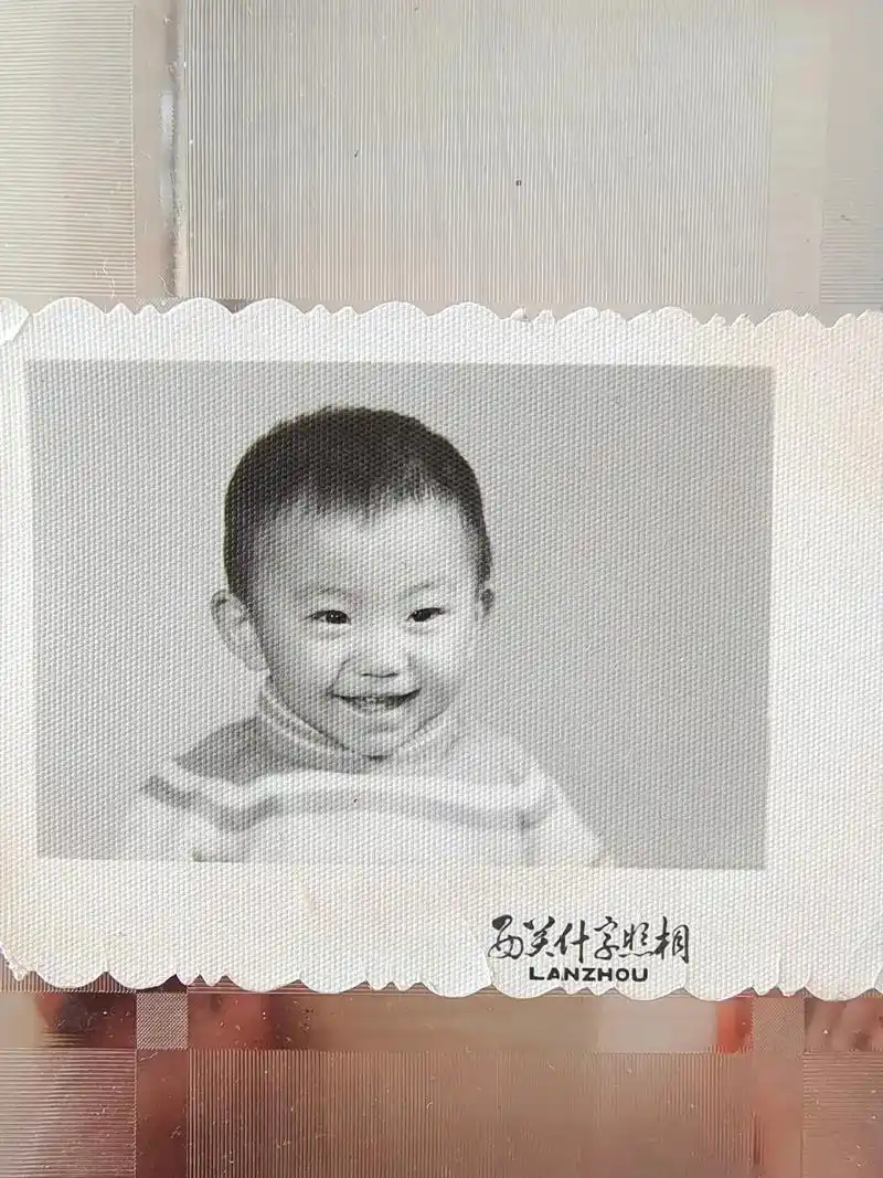 这两天收拾整理一些我小时候的黑白照片满满的童年我儿子说和现在的我