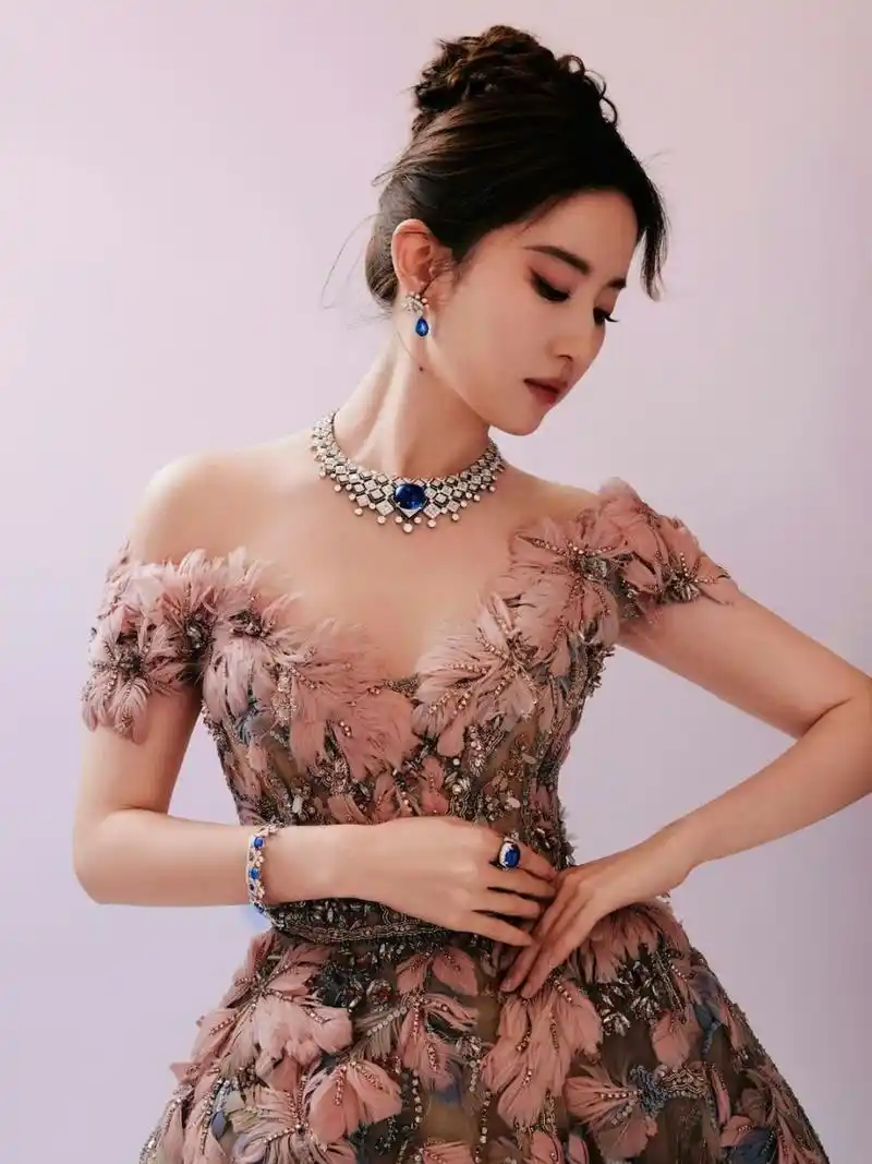 刘亦菲身着elie saab 2023秋冬高定礼服,佩戴着bvlgari高级珠宝出