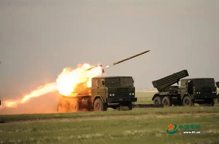 中国军方曝光多款火炮开炮瞬间 场景绚丽