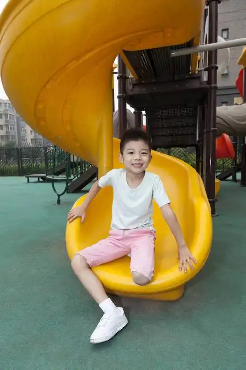 个人,竖图,彩色,室外,白天,正面,快乐,幸福,纯洁,北京,中国,图片,小孩