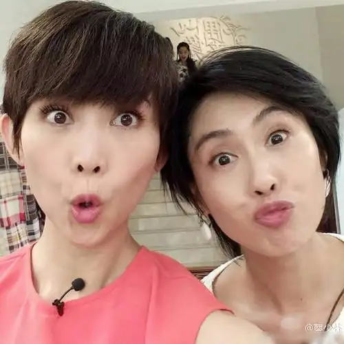 蔡少芬与朱茵俏皮合影,嘟嘴卖萌.