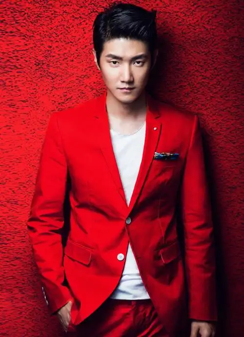 出生于辽宁营口,毕业于沈阳音乐学院,中国内地流行乐男低音歌手