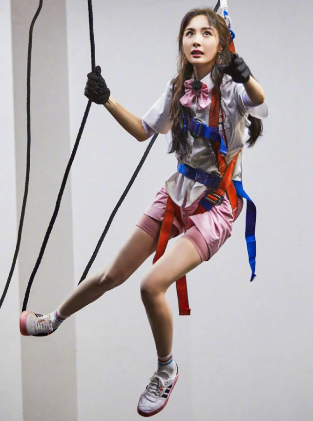 杨幂果然还是老了!看她穿热裤吊威亚秀出的腿,满是赘肉啥情况