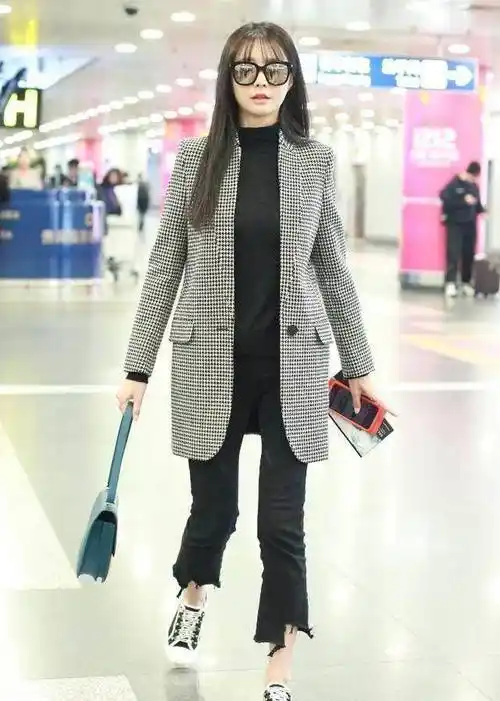 沈梦辰机场街拍,瓜子脸变大饼脸,网友:没了"特效"形同路人!