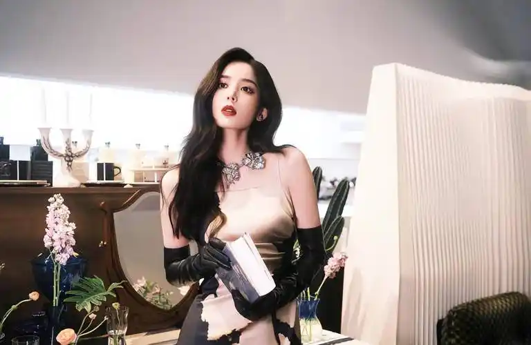 古力娜扎一头大卷发,气质优雅,很有魅力!性感让你心跳加速!