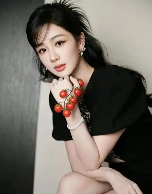 杨紫太辣了!最新活动穿镂空黑裙,甜辣造型超惊艳,瞬间引爆粉丝