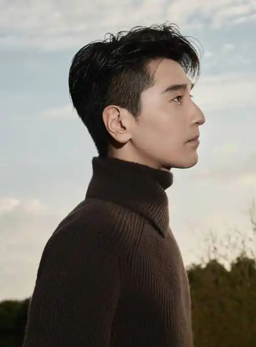 赵又廷高领毛衣造型户外立冬写真 秀腕表气质成熟儒雅绅士