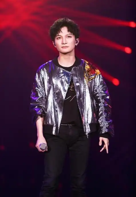 你还记得周深刚参加《中国好声音》时的样子吗?