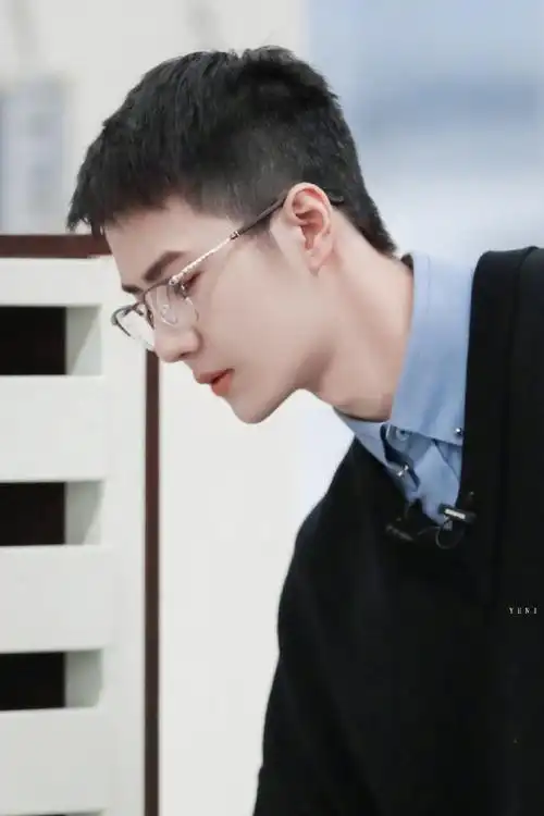 18正片饭修    王一博戴眼镜造型有很多,我独爱这次的学院派风格!