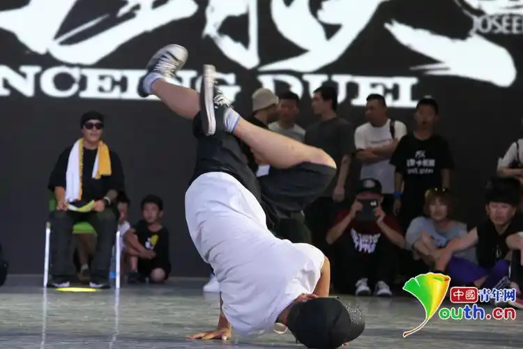 参赛选手炫酷的街舞动作.中国青年网记者 谢东樱 摄