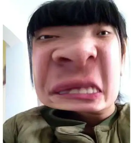 鬼脸妹子犯二图走红