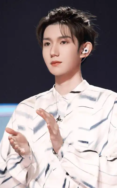 21岁王源好有少年感,穿牛仔外套演绎夏日男友风,太好看了