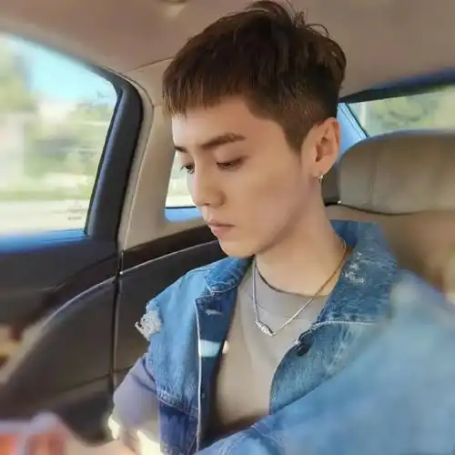 同样是在10月26日,鹿晗也在ins平台发文晒出帅照,平头发型又帅又嫩