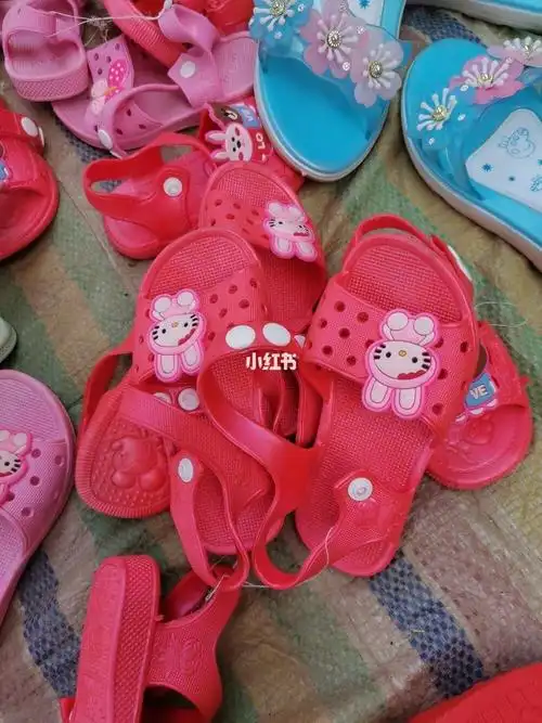 我们90后的回忆,有没有穿过这种凉鞋的,小时候穿这种凉鞋永远都穿不烂