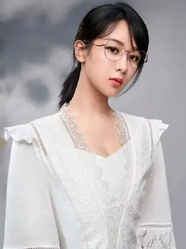 同样是女明星戴眼镜:避开了杨紫,躲开了热巴,唯独败给了郑爽!