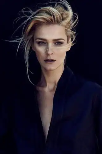 卡神没有翅膀,却在有翅膀的众多模特中用自己独特的气质和台风获得了