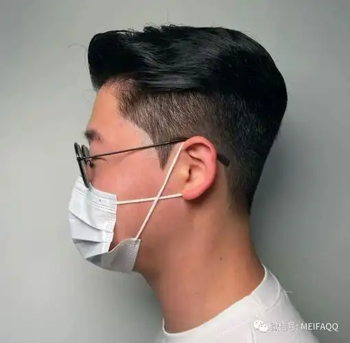 别剪三面光了今年流行留鬓角的发型