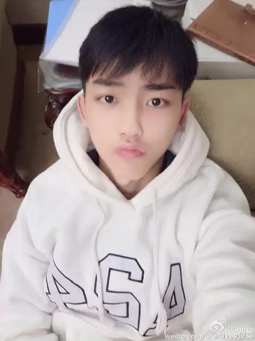 hello校草#粉丝推荐,汪浩,17岁,来自湖北第一高级中学,17级艺考生