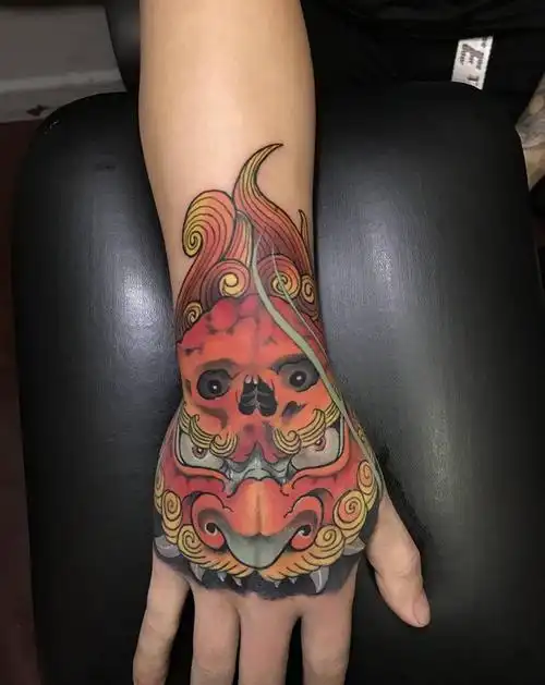 唐狮手背纹身图片_新传统纹身图案