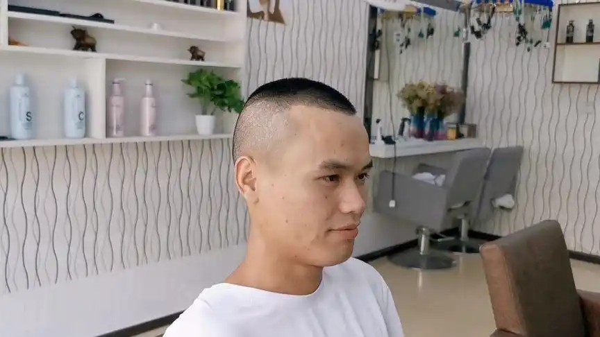 男人换新发型,就剪这款美式"寸头",清爽又帅气,精神显气质