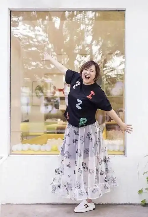 综艺节目上的贾玲,总是带给人们欢乐.