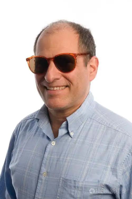 戴墨镜的中年男人