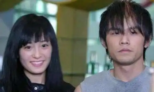 杨幂周杰伦早年合照被扒,两人年轻模样青涩,颜值变化差距大