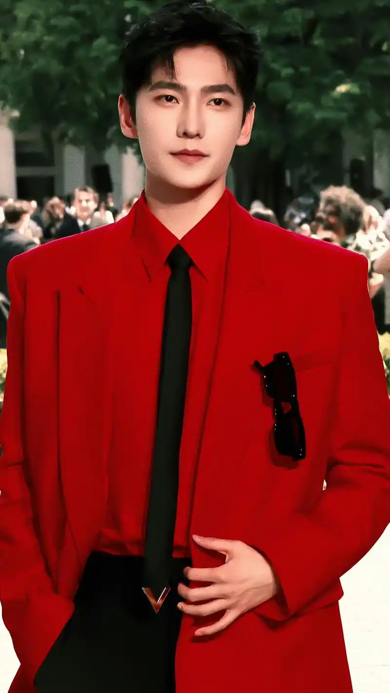 天啊,帅极了,杨洋现身米兰时装秀