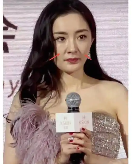 原创杨幂最新近照引热议脸部肿胀法令纹太显老腰胯粗壮像穿假屁股