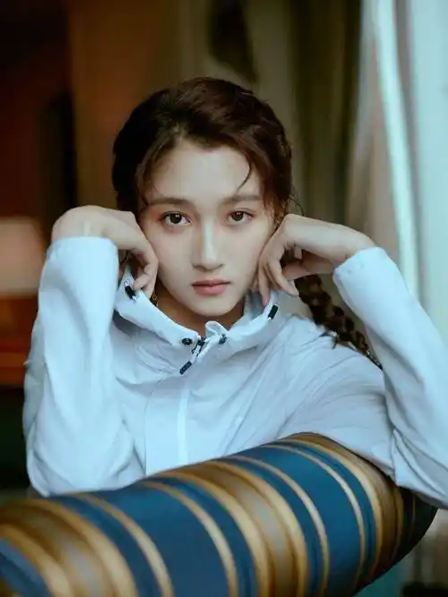 关晓彤生图曝出,1米7多的身高,如此看来真的不胖_作品_时候_电影