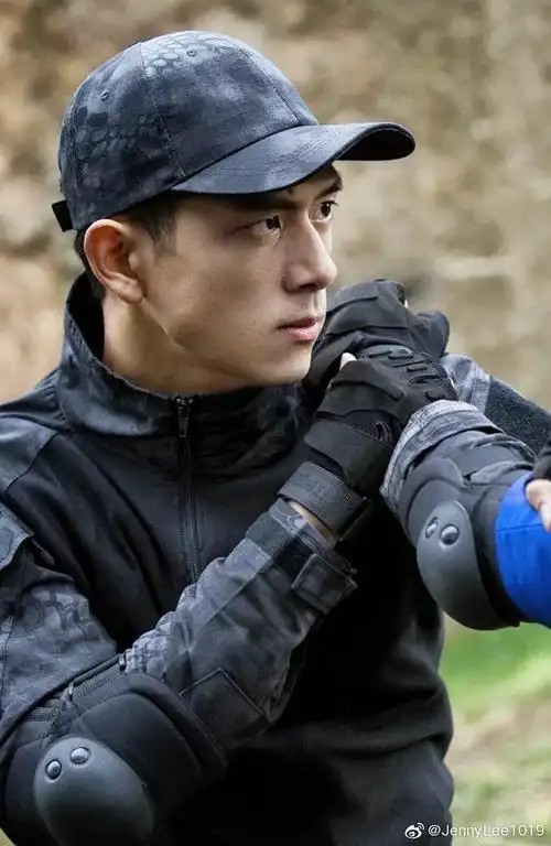 搞事,谁更有军人气质(评论变瘦变美)