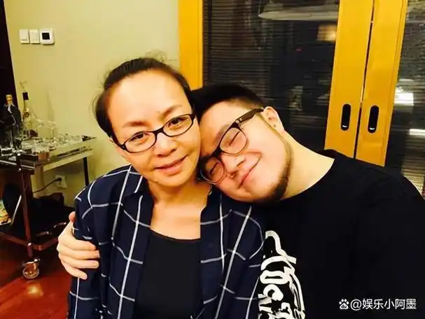 他身上展现出了隔代亲情的充分体现,父母都是备受瞩目的知名演员,人气