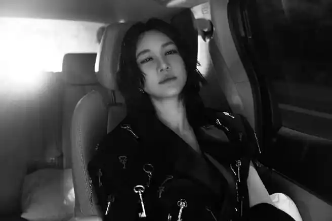 尚雯婕今日日常出图  极简的黑白色调太飒了  期待乘风2024开播姐姐的