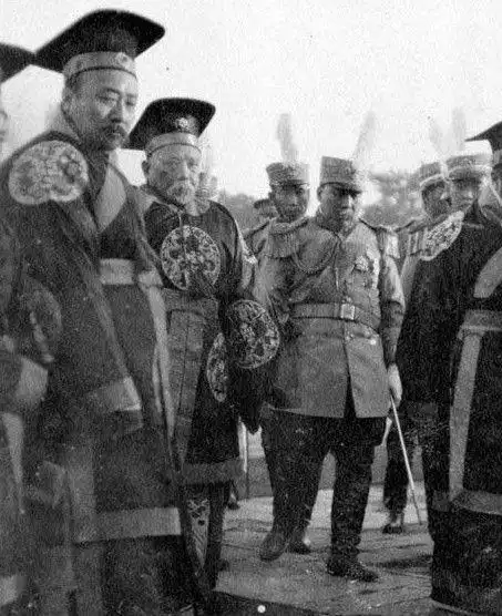 袁世凯登基一天花了3000万两10艘舰艇的钱