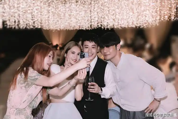 杨丞琳晒潘玮柏婚礼现场照送祝福,网友齐呼:期待你也穿上婚纱_李荣浩