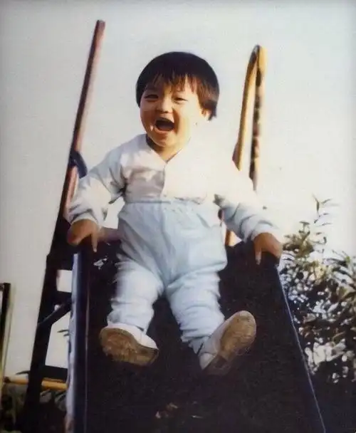 可以发一些韩国男爱豆小时候的一些可爱照片吗