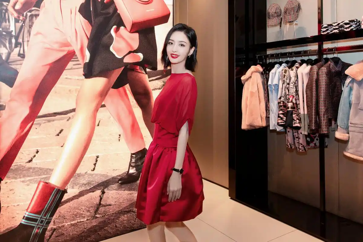 佟丽娅重庆出席emporio armani活动,庆祝满天星系列限量款腕表发布