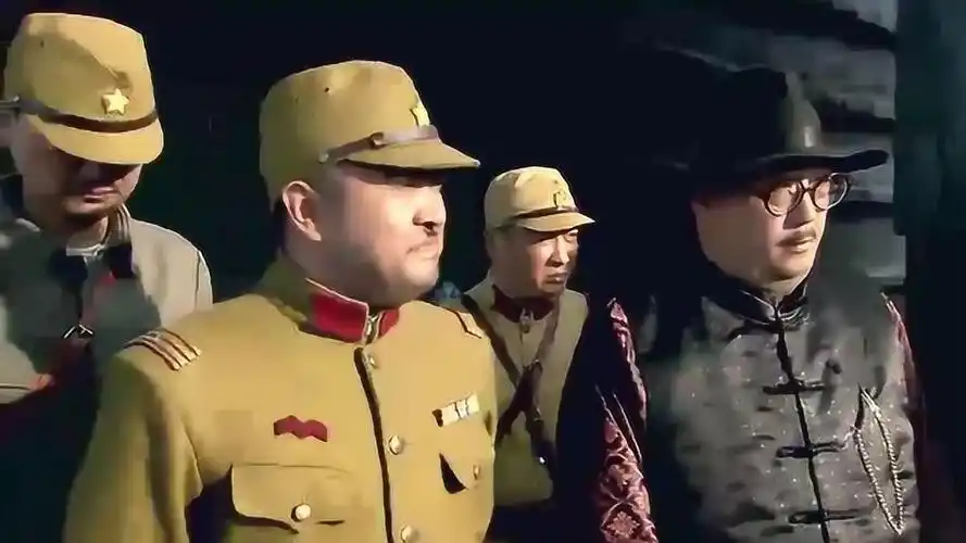 满山打鬼子鬼子竟然带粮食给百姓这是想干什么