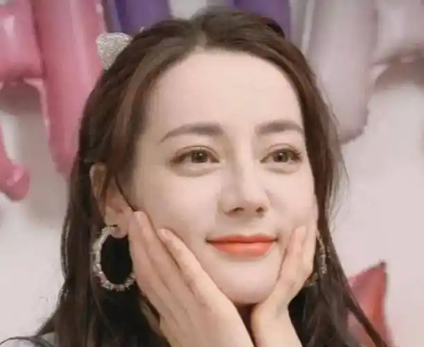 近些年有关迪丽热巴长相层面的异议還是比较多的,《长歌行》刚播出的