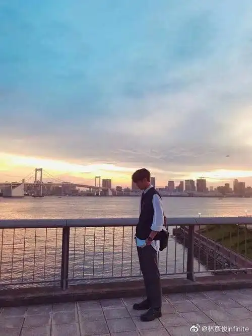 想要男主的背影照或者朦胧点的照片