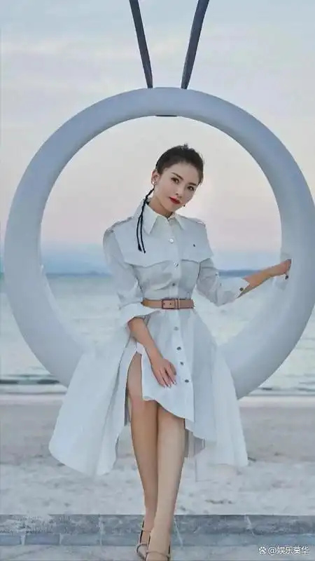 刘涛晒多张健身照穿背心配鲨鱼裤秀马甲线素颜出镜也好看