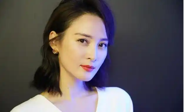 44岁蒋勤勤品味真好,穿白色连衣裙配齐肩发型,轻松美出国际范|v领|穿